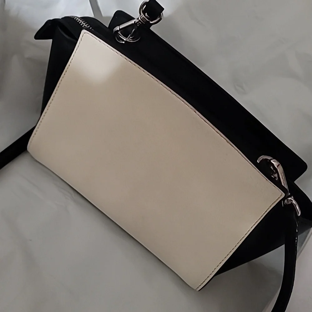 Michael Kors Crossbody - Picture 3 of 9